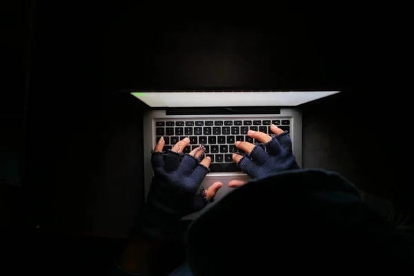 Hacker mano robar datos de la computadora portátil de arriba hacia abajo —  Fotos de Stock