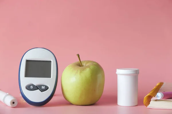 糖尿病测量工具，粉色背景苹果 — 图库照片