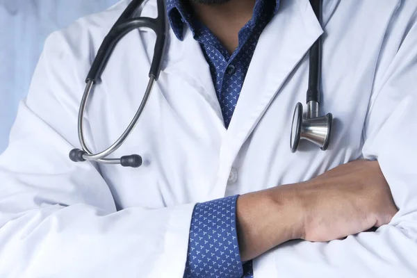 Médico con estetoscopio en la mano con espacio para copiar. — Foto de Stock