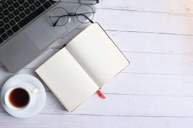 düz kompozisyon kahve, not defteri ve beyaz arkaplanda dizüstü bilgisayar .