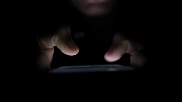 Primer plano de la mano de los hombres usando el teléfono inteligente en la noche — Vídeo de stock