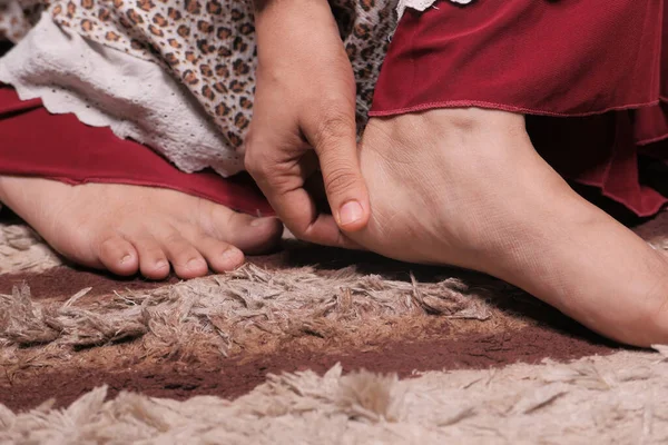 Close-up op vrouwen voeten en hand massage op letsel plek. — Stockfoto