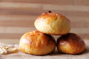 Masadaki ekmek yığınını kapat. 