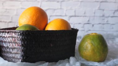 Masadaki portakal meyveleri. 