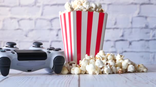 Joystick dan popcorn di atas meja — Stok Video