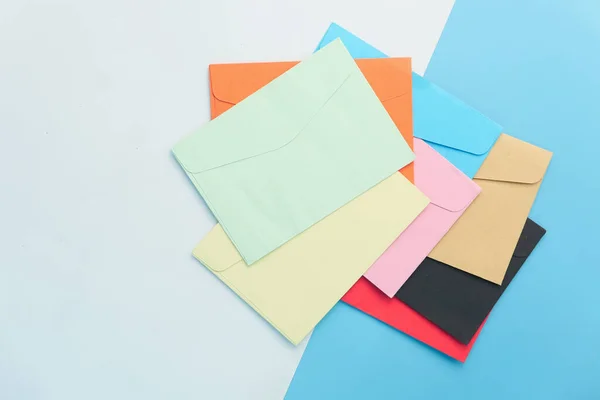 Renk arkaplanı üzerinde kopyalama alanı olan renkli bir zarf. — Stok fotoğraf