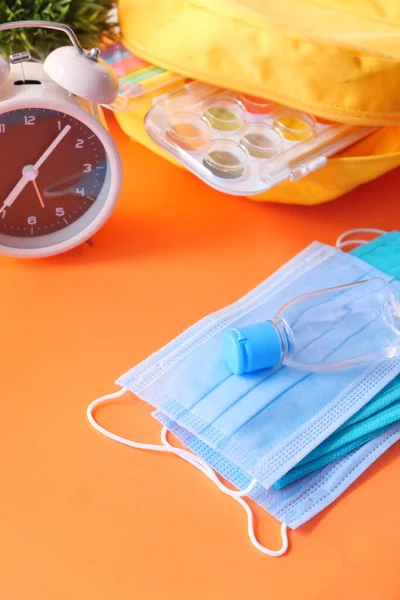 Okul çantasının içinde dezenfektan ve maske var..