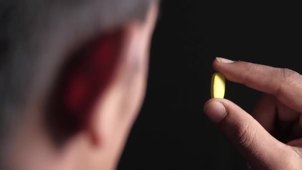 Sárga színű tabletták a tenyéren — Stock videók