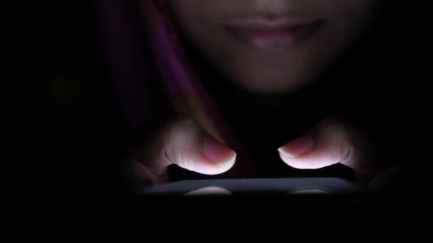 Close-up van vrouwen met behulp van smart phone 's nachts — Stockvideo