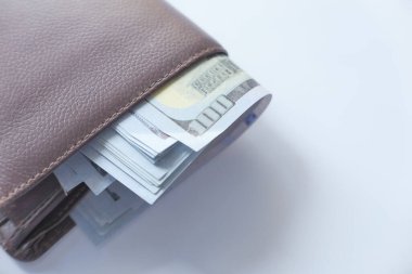 Masadaki cüzdandaki parayı kapat..