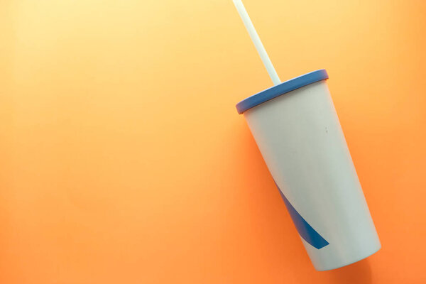 многоразовый эко-кофе чашки на оранжевый с копирования пространства.