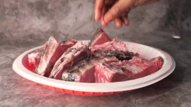 Tabakta çiğ taze deniz balığı var. ,