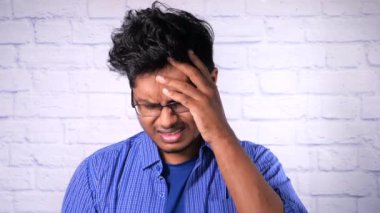 Bunalımlı adam kendini hasta hissediyor ve maddi sorunları için endişeli.