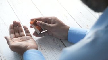  İnsan elinin ilaç alırken arkadan görünüşü 