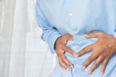 Genç adam mide ağrısı çekiyor..