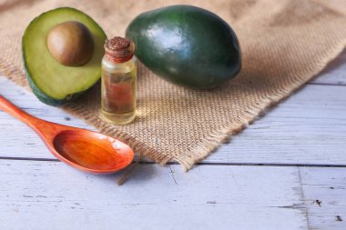 Yağ manzarası ve ahşap masa üzerindeki avokado dilimi. 