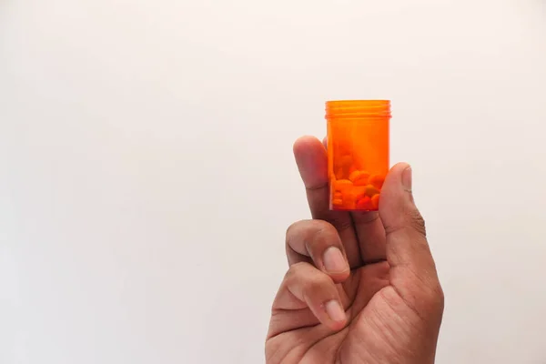 Nahaufnahme von Person, die Tablettenbehälter hält — Stockfoto