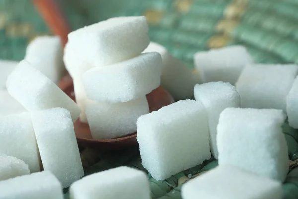 Крупним планом цукровий кубик на ложці на столі — стокове фото