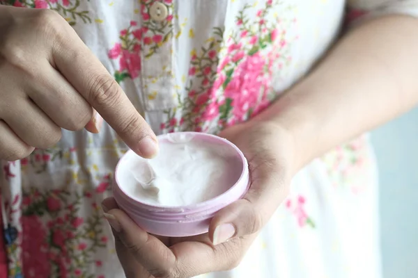 Mujer aplicando crema de belleza en la piel en casa vista superior — Foto de Stock