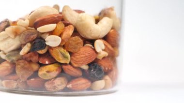 Kavanozda bir sürü karışık fındık yakın 