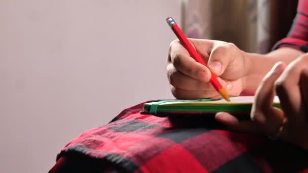 Primo piano delle donne scrittura a mano su blocco note. — Video Stock
