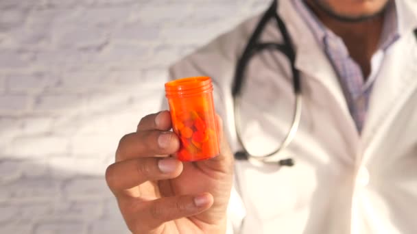 Lékař ruční držení pilulky kontejner s kopírovacím prostorem — Stock video