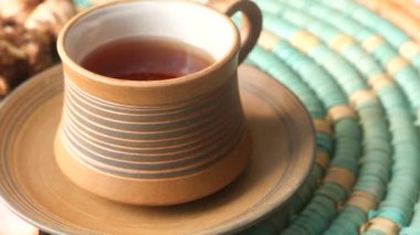 Ahşap zemin üzerinde zencefil çayının en üst görüntüsü.