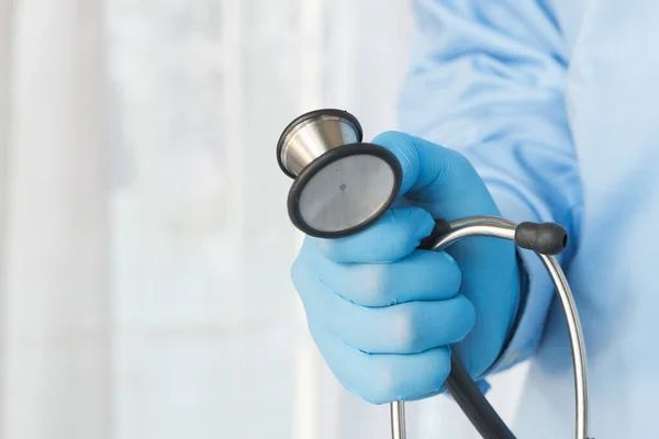 Primer plano de la mano del médico usando estetoscopio. — Foto de Stock