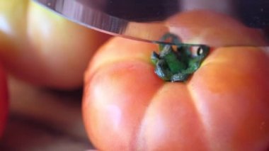 Doğrama tahtasındaki Domatesleri Kesen Kişi Eli 