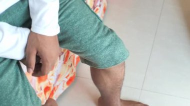 Diz eklem ağrısı çeken adama yaklaş.