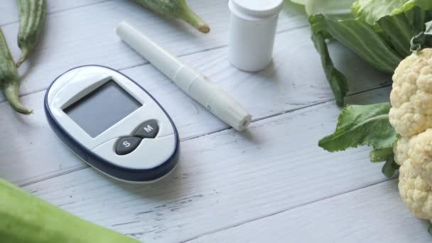 Instrumentos de medição diabéticos e vegetais frescos na mesa — Vídeo de Stock