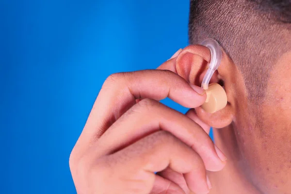 Concept d'aide auditive, un jeune homme ayant des problèmes auditifs. — Photo