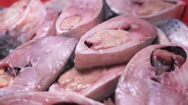 Tabakta çiğ taze deniz balığı var. ,