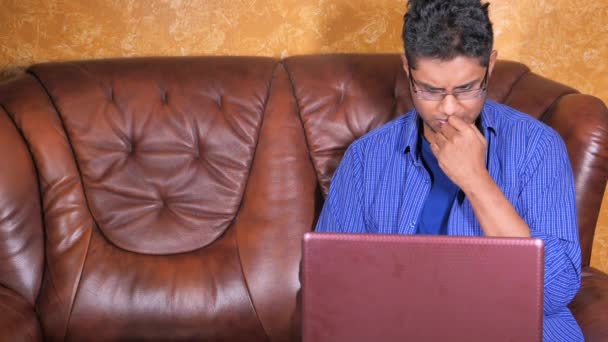 Робота з домашньої концепції, молодий чоловік друкує на ноутбуці — стокове відео