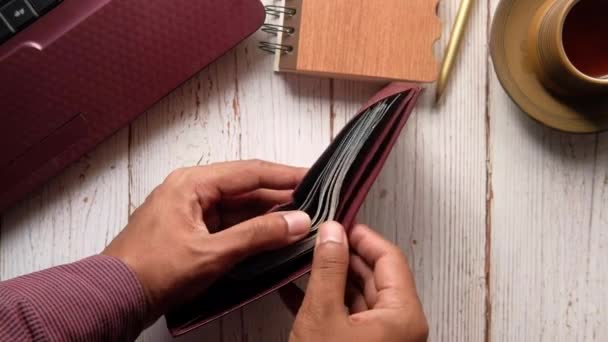 Közelkép egy férfiról, amint pénzt vesz ki a tárcájából. — Stock videók