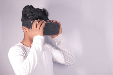  Sanal gerçeklik kulaklığı takan genç adam, VR box.