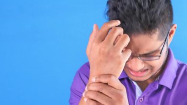 Acı çeken adam yaklaş. 