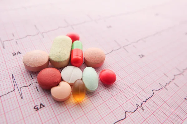 Рецепт медицинских таблеток на кардио-диаграмме. — стоковое фото
