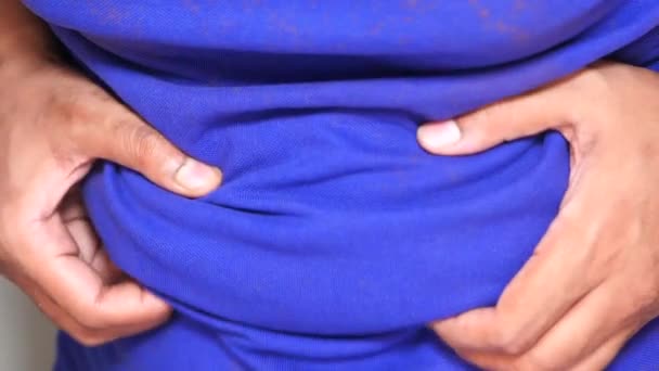 Mans ręka gospodarstwa nadmiernego tłuszczu z brzucha, koncepcja nadwagi — Wideo stockowe