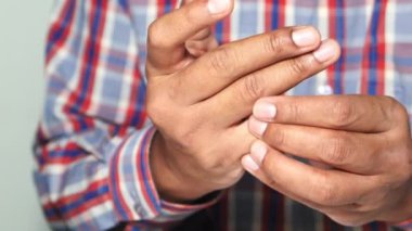 Acı çeken bir adam parmak uçlarında 