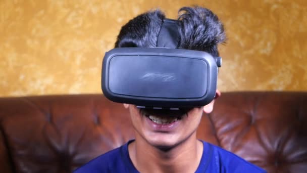 Fiatal férfi visel virtuális valóság headset, vr box. — Stock videók