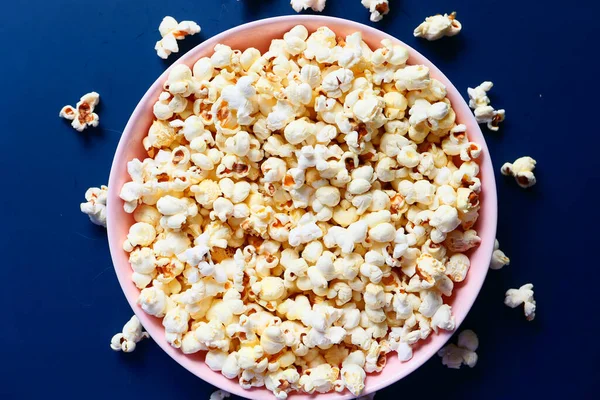 Popcorn v misce na dřevěném stole — Stock fotografie