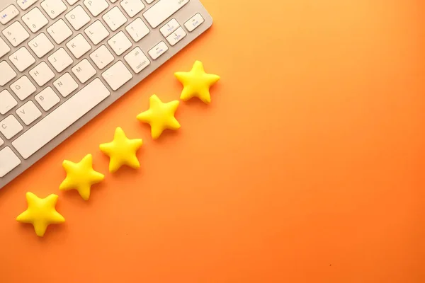 Kundenbewertungskonzept mit goldenen Sternen und Tastatur — Stockfoto