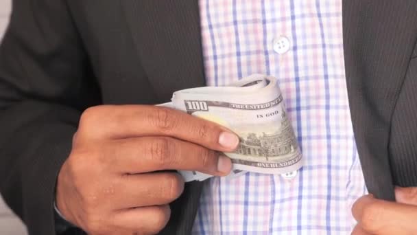 Ung man lägga pengar i hans kostym ficka — Stockvideo