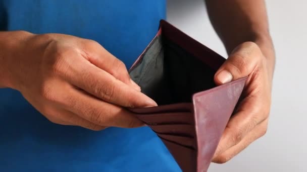 Man hand öppna en tom plånbok med kopieringsutrymme. — Stockvideo