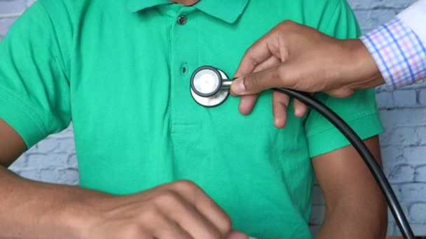 Arts met behulp van een stethoscoop controleren lichaam, close-up — Stockvideo