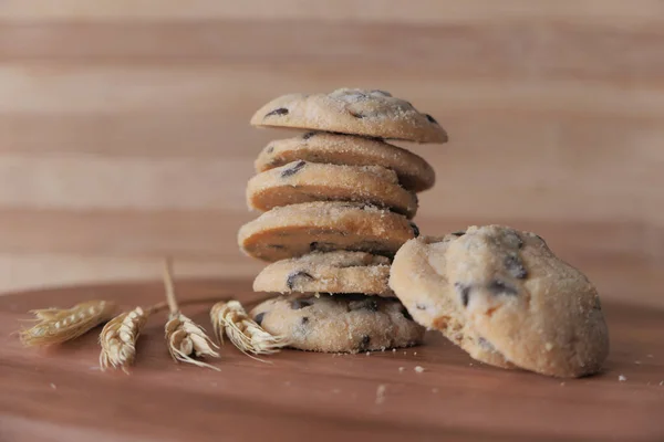 Stapel chocoladekoekjes op houten ondergrond — Stockfoto