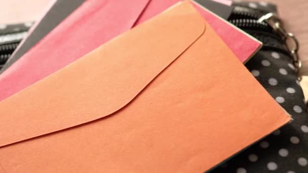 Envelope colorido em fundo de madeira com espaço de cópia. — Vídeo de Stock