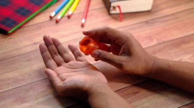 İnsan elinin ilaç alırken arkadan görünüşü 