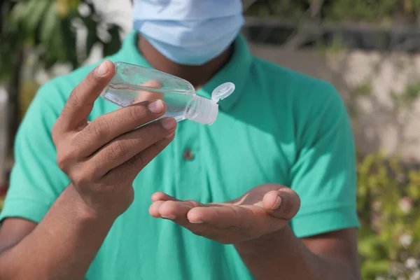 Close up of young man hand using sanitizer gel for preventing virus — Stock Photo, Image